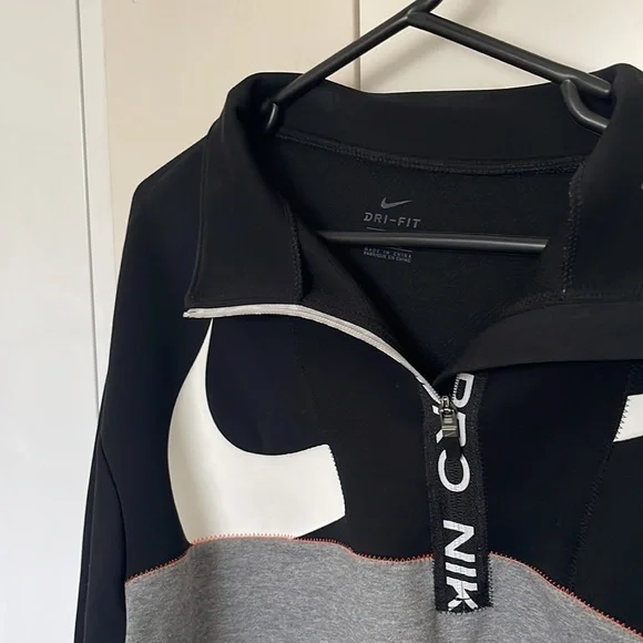Nike Dri-Fit cropped half - zip jumper - Picture 2 of 6